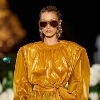 Прощавай, мінімалізме: масивні кліпси у стилі 1980-х — головні прикраси весни 2026