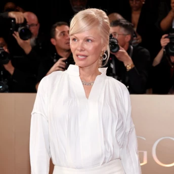 Зачіска на волосся середньої довжини, якщо вам за 50 на прикладі Памели Андерсон