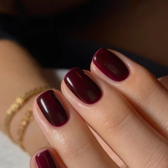 Квадратні нігті — саме цей манікюр стане найпопулярнішим у 2026 році