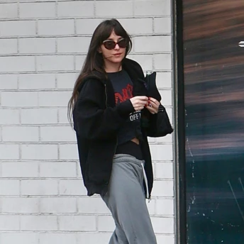 Ці чорні кросівки Дакоти Джонсон – нова взуттєва мрія на цей рік