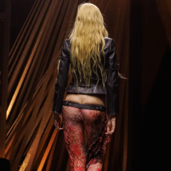 «Декольте» на сідницях — контроверсійний, але неймовірно сексуальний тренд 