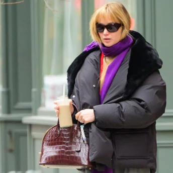 Ідеальний зимовий аксесуар, який варто запозичити у Дженніфер Лоуренс