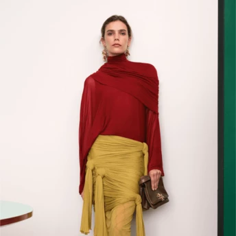 Драпірована блуза замість базової футболки: 6 найелегантніших образів 2026 року