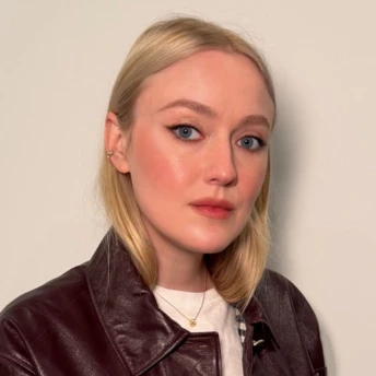 Дакота Феннінґ демонструє як носити halo lips