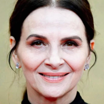 Чому м’який макіяж очей Жюльєт Бінош — найкомпліментарніший після 50 років