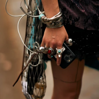 Анімалістичні прикраси — неочікуваний і напрочуд виразний тренд цієї зими та 2026 року