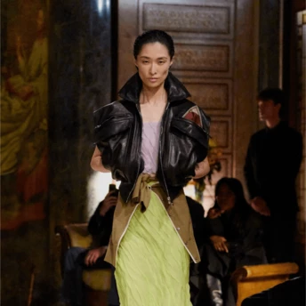 Без цієї зеленої спідниці не обійдеться жоден гардероб у 2026: як носити її стильно вже зараз