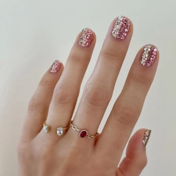 Princess Nails — трендовий манікюр із рожевим глітером, який створюється одним лаком