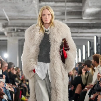 Джогери, заправлені в шкарпетки – несподіване та наймодніше повернення, завдяки подіумам