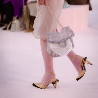 Двоколірні туфлі Chanel у новій інтерпретації — найкраще взуття для зустрічі весни