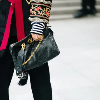 "Зістарена" шкіряна сумка — наймодніший аксесуар цього холодного сезону