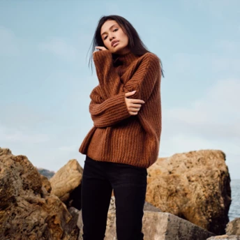 Светри оверсайз: як носити об’ємний трикотаж і виглядати стильно