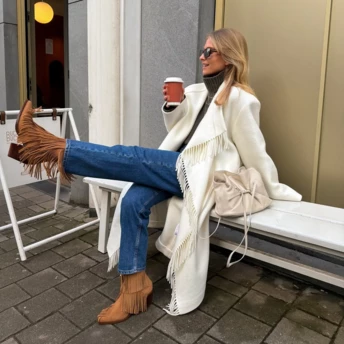 Торочки, кросівки та синій светр: 5 образів від модниць, які варто запланувати собі на лютий 