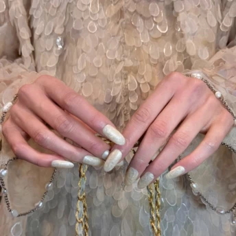 “Пташині” нігті Chanel: історія найказковішого манікюру Haute Couture