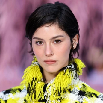 Французький шик у дії: Ґрейсі Абрамс дебютувала з новою pixie-стрижкою в Парижі