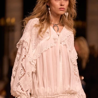 5 класичних топів у стилі бохо з 1970-х, які знову актуальні у 2026 році