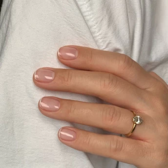 Короткі нігті з micro french: найкрутіший манікюр 2026 року