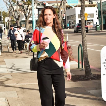 Балетки-рукавички – найцікавіший взуттєвий тренд весни-літа 2026, який вже носить Кеті Голмс