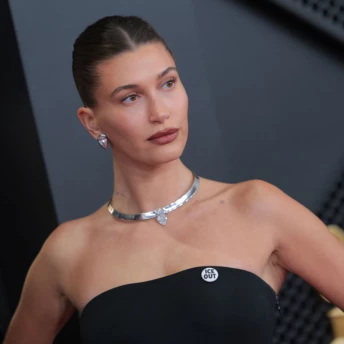 Ці значки стали головним аксесуаром під час сезону нагород 2026 року