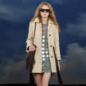 Елегантна сукня + кросівки: 4 наймодніші дуети з подіумів, які ми носитимемо щойно потеплішає