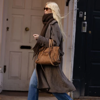 Клаудія Шиффер обирає одну з найактуальніших сумок 2026 року