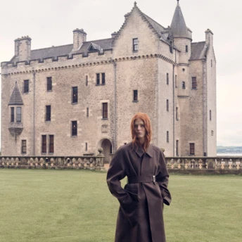 Це ідеальний тренч, який справді варто купити цієї весни