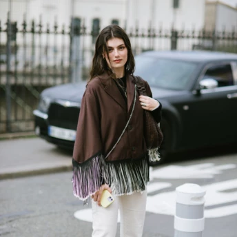 Ці джинси з високою посадкою знову в тренді — і ось чому їх носять усі