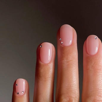 Нігті з дорогоцінним камінням — головний тренд 2026 року