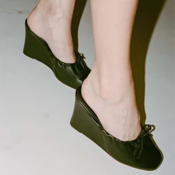 Балетки на танкетці — головний і водночас суперечливий тренд взуття 2026 року