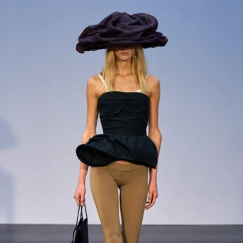 Топ із баскою в стилі 2000-х: 4 модні способи носити його у 2026 році