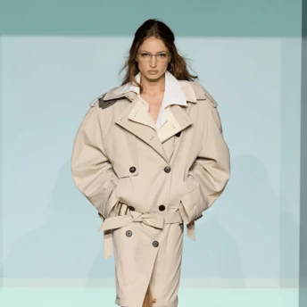 7 способів носити тренч у 2026 році: головні модні ідеї з подіумів