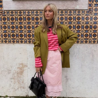 Цей колір інфлуенсерки зараз носять у будь-яких образах: 5 найстильніших прикладів