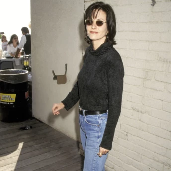 Джинси-сигарети та чоботи в стилі 1990-х — безпрограшна комбінація цієї весни