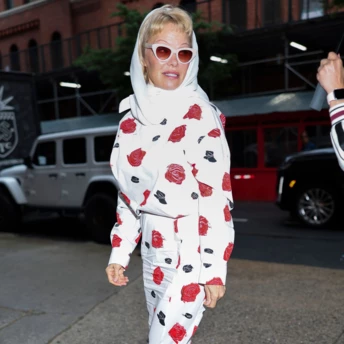 Найелегантніші аксесуари 2026 року — капелюшки-пілюлі, рукавички та хустки в стилі 1960-х