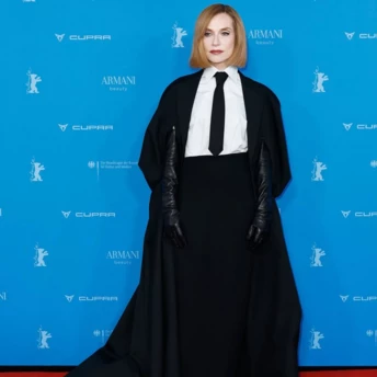 Лаконічний боб Ізабель Юппер: стиль і елегантність у 70+