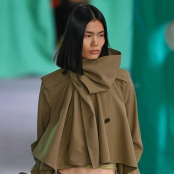 Короткий тренч продовжує бути наймоднішим вибором на весну 2026