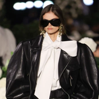 Блуза, яка підкорила зірок: повторюємо стиль Белли Гадід і Вікторії Бекгем