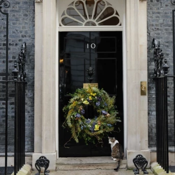 Найвідоміші двері Лондона прикрасив вербовий вінок на знак підтримки України
