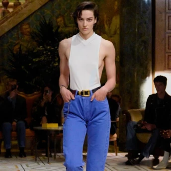 5 небанальних кольорів джинсів, які зроблять ваші образи цікавішими цієї весни