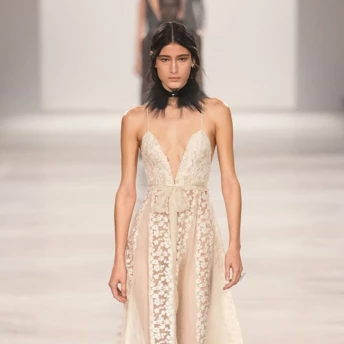 «Менше я, більше ми»: дебютна колекція Марії Грації К’юрі для Fendi