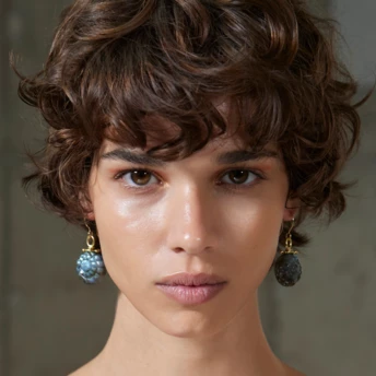 7 коротких стрижок для кучерявого волосся, які ідеально пасують весні