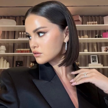 Соковитий рожевий глянець: Селена Гомес демонструє найделікатніший нейл-тренд весни