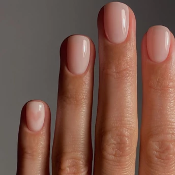 Найстильніші кольори для мінімалістичного манікюру навесні 2026 року