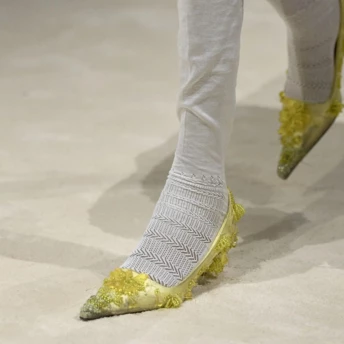 Туфлі + шкарпетки: несподіваний тренд від Prada і Marni, який скоро заполонить вулиці