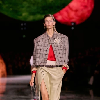 Як носити мідіспідниці з низькою посадкою в стилі 1990-х навесні 2026: поради від дизайнерів