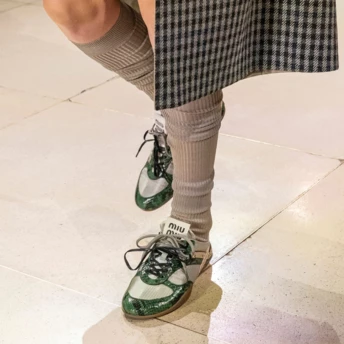 Один простий трюк із шнурівками, який зробить ваші кросівки модними у 2026 році