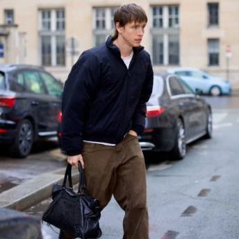 Bag Boy Club: Гарріс Дікінсон обирає культову Balenciaga City