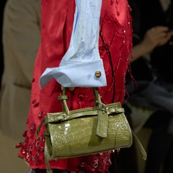 Блакитний + червоний — трендове поєднання кольорів, яке освіжає образи