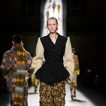 Ностальгія за юністю: якою вийшла нова колекція Dries Van Noten осінь-зима 2026/2027