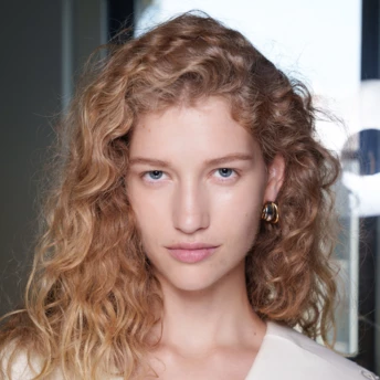 Наймодніші стрижки сезону весна-літо 2026: від піксі до м’яких романтичних хвиль